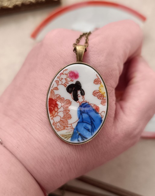 Sautoir GEISHA sur décor vintage, bijou en porcelaine japonaise recyclée aux motifs délicats.