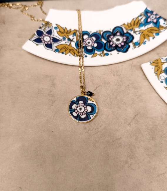 Ce collier unique a été façonné à partir d’une assiette modèle Nocturne de la maison Royal Tuscan.