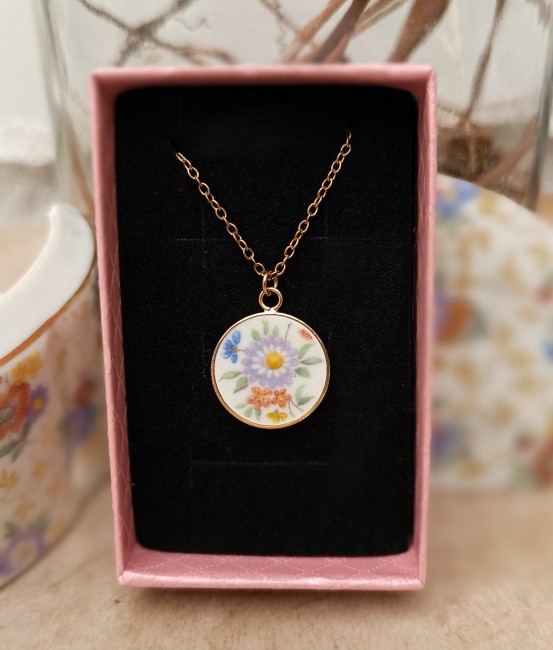 collier2-porcelaine-ecrin Collier présenté dans son écrin prêt à offrir.