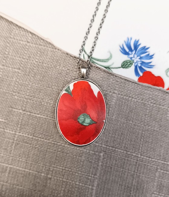 Collier Coquelicot en véritable faïence ancienne L'Amandinoise, décor historique n° 8962, monté sur un pendentif ovale finition argent.