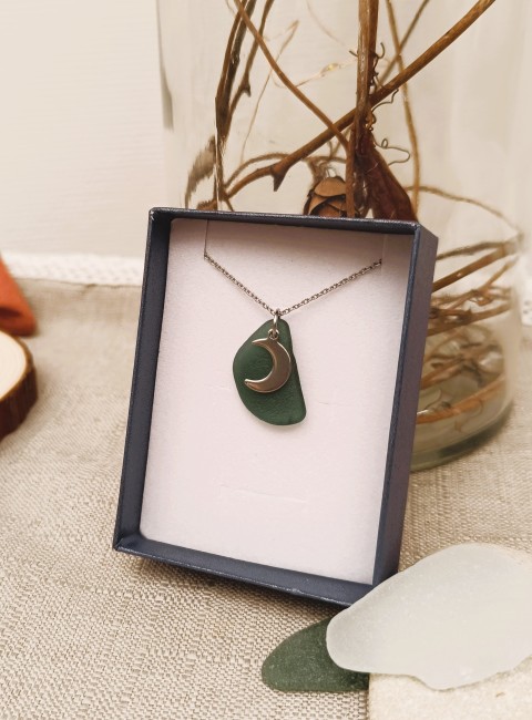 Collier Moonlight livré dans un écrin kraft recyclé avec certificat d’authenticité. Cadeau poétique et engagé, inspiré de l’océan.