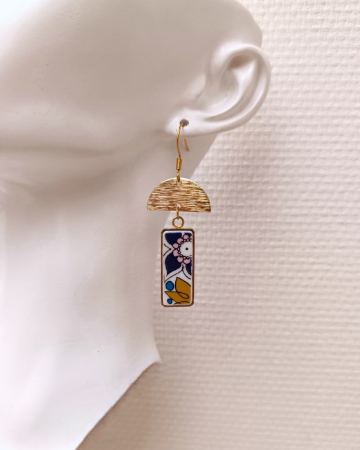 Ces boucles d’oreilles uniques ont été façonnées à partir d’une assiette modèle Nocturne de la maison Royal Tuscan.