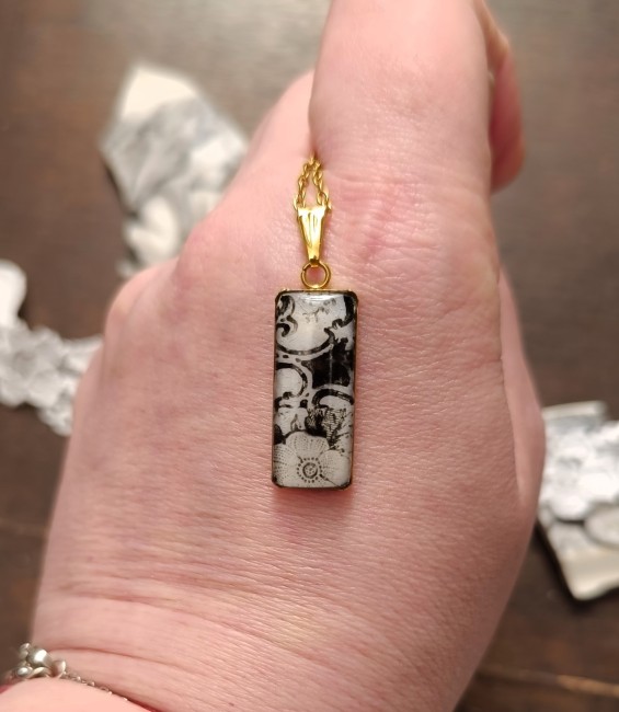 collier-relique-detail-main-arabesque