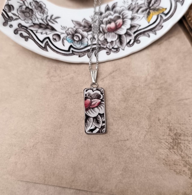 Détail des pétales bordeaux et brun marron sur porcelaine anglaise.