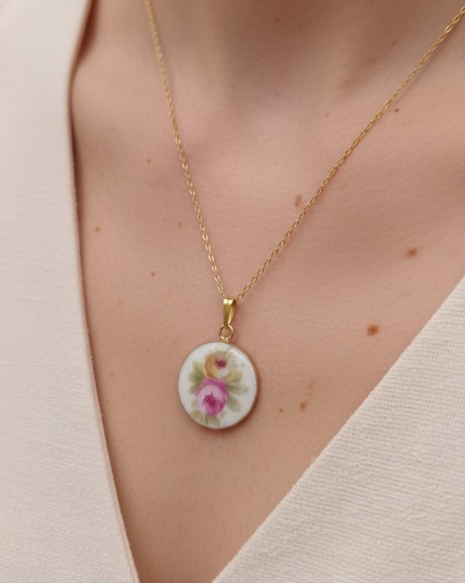 Collier artisanal Romantika en porcelaine ancienne protégée par résine. Pièce unique, élégante et chargée d’histoire.