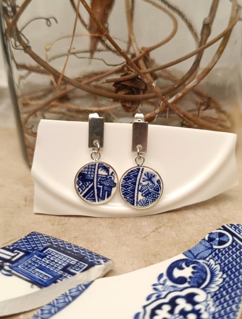 Boucles d'oreilles Blue Willow réalisées à partir d'une véritable porcelaine anglaise ancienne, cabochons ronds de 16 mm montés sur des supports plaqués argent.