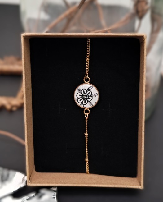 bracelet-Sonate-porcelaine-plaqué-or-cadeau-artisanal-original Offrez-vous le bracelet Sonate : bijou unique en porcelaine, artisanat français et upcycling de vaisselle ancienne.