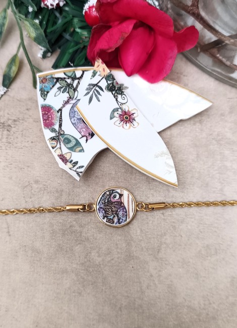 Bracelet À la Volette – Vue détaillée Bracelet À la Volette en porcelaine ancienne transformée, support plaqué or 24K, posé sur fond neutre