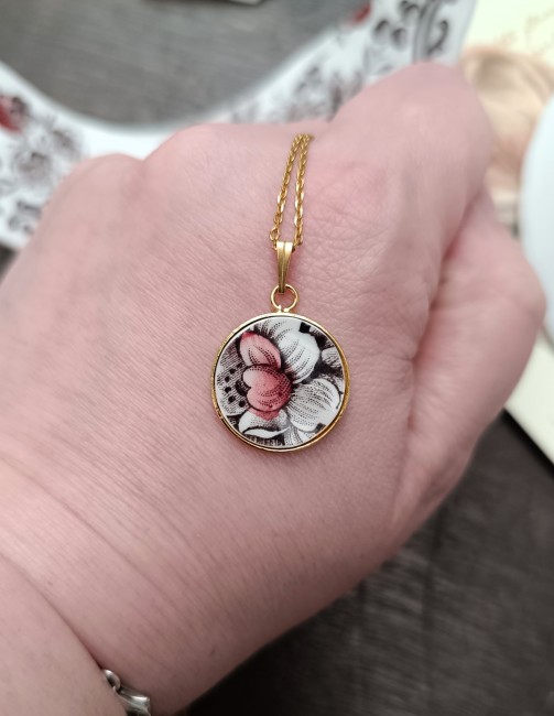 collier-divine-main-pendentif-rond Détail du pendentif rond Divine, motif rose rouge bordeaux sur porcelaine anglaise ancienne.