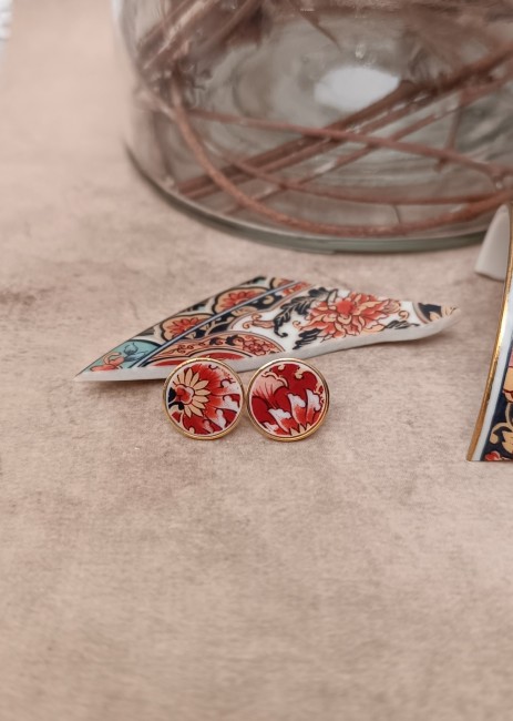 Détail des boucles Imari – Motif géométrique en porcelaine ancienne Gros plan sur les boucles IMARI: délicats fragments de porcelaine japonaise d’Irami 1928, découpés et polis à la main pour un bijou raffiné.