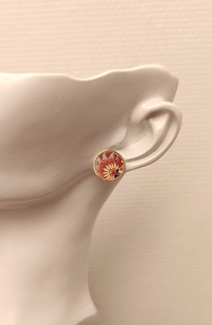 Boucles d'oreilles Imari portées – Créoles poétiques en porcelaine japonaise Boucles IMARI portées, mettant en valeur la finesse de la porcelaine japonaise ancienne et l’élégance d’une création artisanale française.