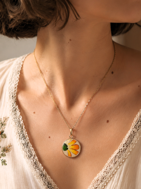 Collier Samba porté pour visualiser la taille du pendentif et la longueur de la chaîne.