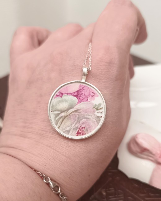 detail du collier victoria rose - bijou femme original - création artisanale