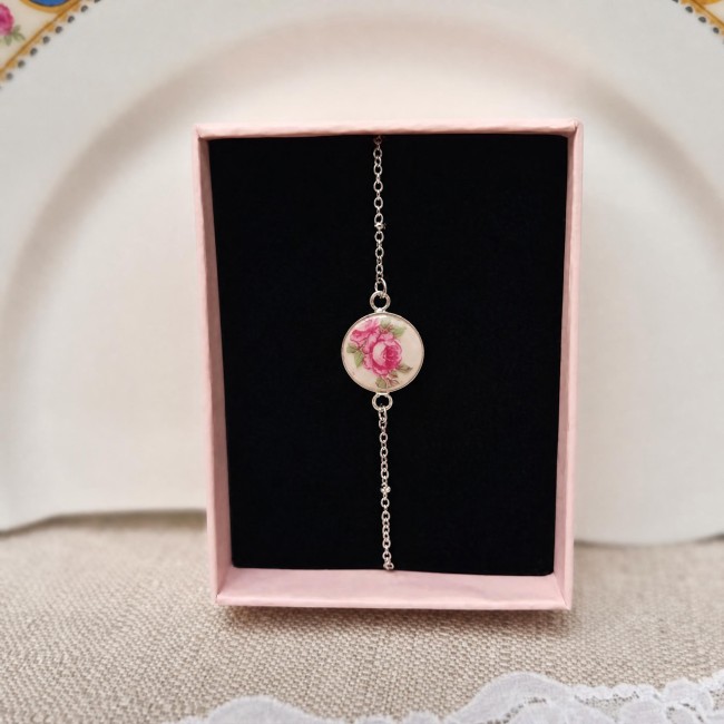 Bracelet Pivoine en porcelaine de Limoges présenté dans son écrin prêt à offrir, idée cadeau pour 20 ans de mariage ou Noël.