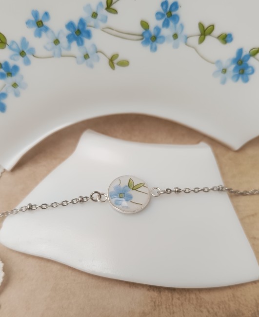 Bracelet Myosotis 14 mm en assiette Arcopal recyclée, fleurs bleues en verre opalin.