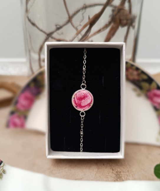 Bracelet Romantika en porcelaine ancienne, transformée à la main dans un atelier français. Pièce unique, poétique et durable.