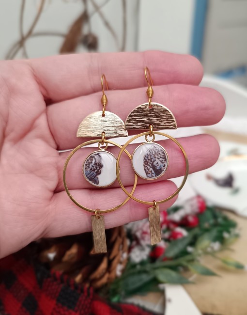 Vue rapprochée de la porcelaine découpée : fragments travaillés à la main, montés sur acier inoxydable et plaqué or 24k. Légèreté, finesse et unicité garanties.