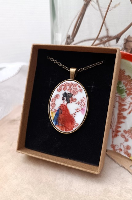 Sautoir GEISHA présenté dans sa boîte cadeau en kraft recyclé, vue de profil, bijou artisanal français en porcelaine japonaise recyclée, prêt à offrir.