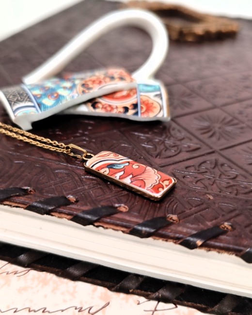 collier IMARI – Porcelaine japonaise ancienne – Création artisanale française Collier IMARI de profil, fin et léger, fragments d’une sous-tasse ancienne, bijou unique façonné à la main à Calais.
