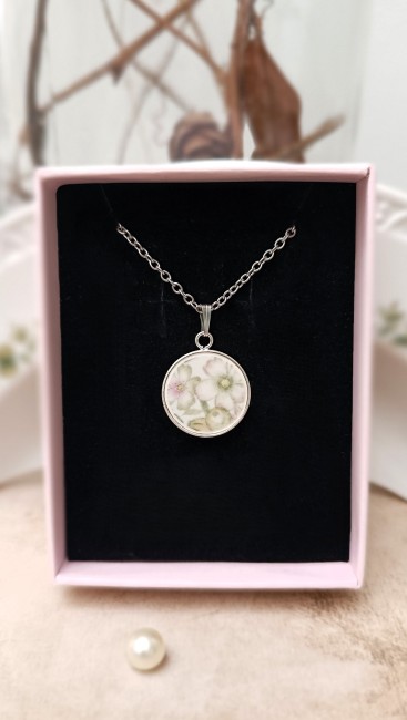 Collier en porcelaine ancienne présenté dans son écrin, une idée cadeau originale pour célébrer les noces de porcelaine.