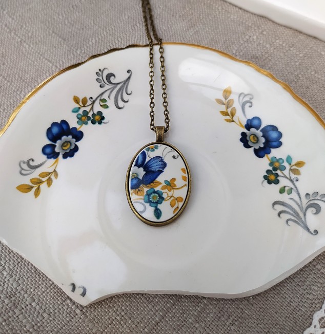 Collier MINI BROKEN SAPHIR posé, fragment de faïence Moulin des Loups modèle Chaillot, création artisanale française unique et poétique.