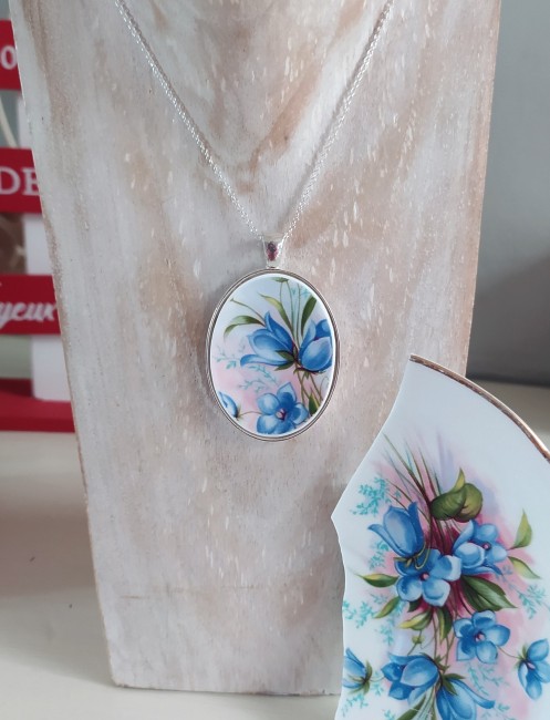 Collier Royal Tara porté, montrant le motif fleuri en porcelaine irlandaise, création artisanale française faite main à Calais.