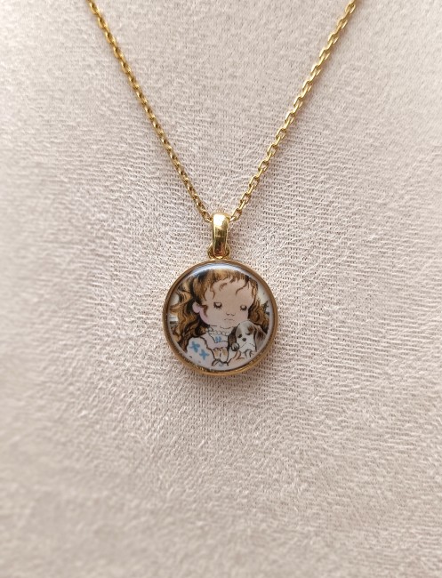 Collier Les Petits Bonheurs livré dans une boîte cadeau en kraft recyclé, accompagné d’une carte d’identité et d’un parchemin explicatif.