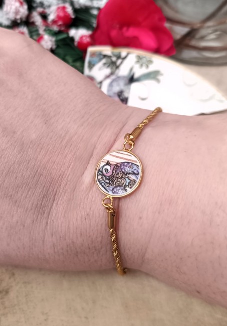 Bracelet À la Volette – Vue portée Bracelet À la Volette porté, bijou artisanal en porcelaine ancienne transformée, élégant et raffiné