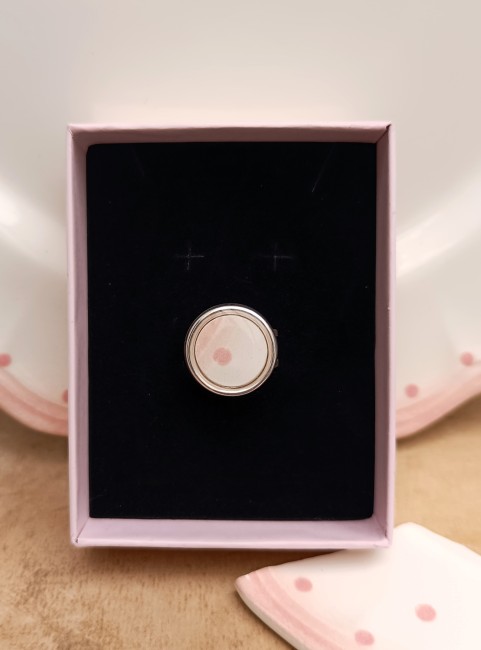 Bague présentée dans son écrin prêt à offrir.