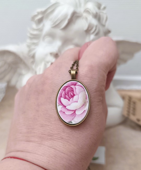 Chaque pièce est unique : les couleurs, motifs et marques du temps varient, rendant votre bijou véritablement singulier