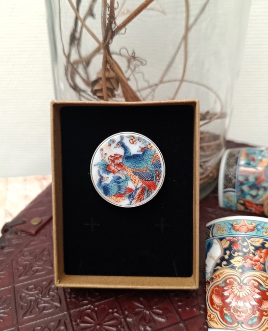 Broche artisanale Irami en porcelaine japonaise ancienne, livrée dans un écrin kraft recyclé avec carte descriptive du modèle.