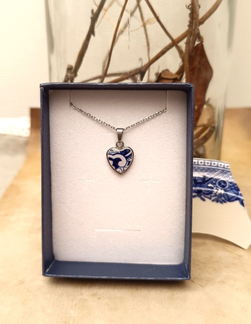 Collier homme artisanal avec pendentif en porcelaine serti et recouvert de résine, chaîne en acier inoxydable, création française unique.