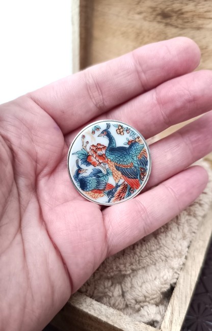Broche artisanale en porcelaine japonaise Irami, création française upcyclée.