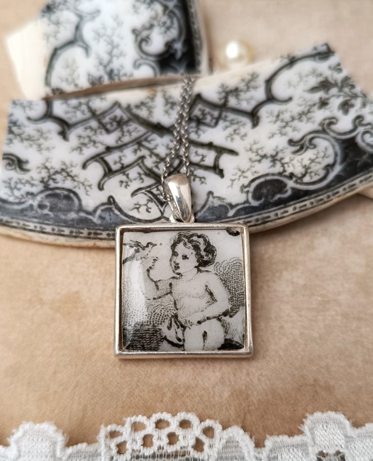 collier-relique-angelot-oiseau-fond-clair