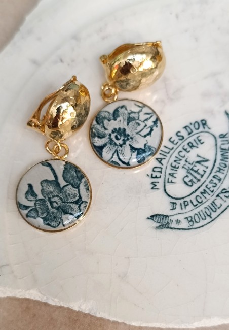Boucles d'oreilles à clips réalisées à partir d'une ancienne faïence de Gien, destinées aux oreilles non percées.