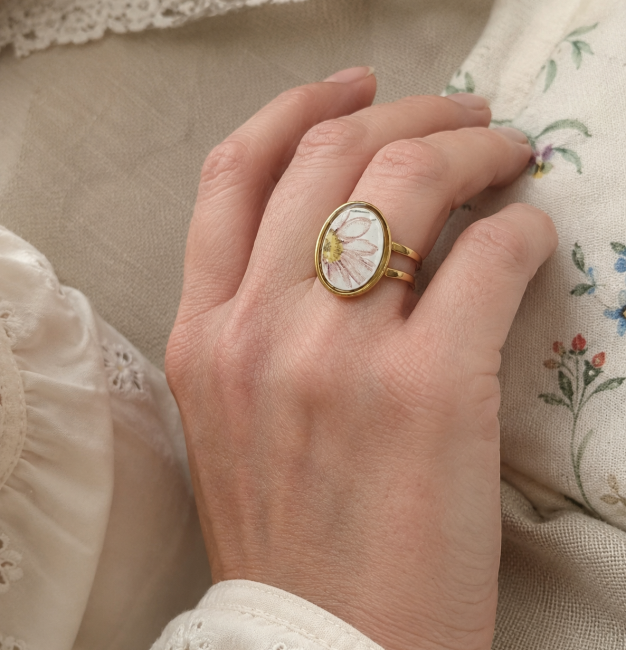 Bague Marguerite portée au doigt pour apprécier son élégance, ses proportions et son confort.
