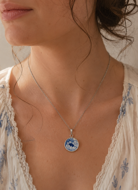 Collier Bleu Vintage porté sur une chaîne de 50 cm pour visualiser son tombé, sa légèreté et l’élégance du motif floral bleu.