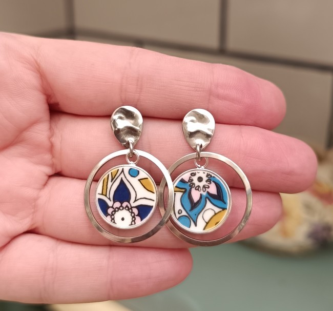 Ces boucles d’oreilles uniques ont été façonnées à partir d’une assiette modèle Nocturne de la maison Royal Tuscan.