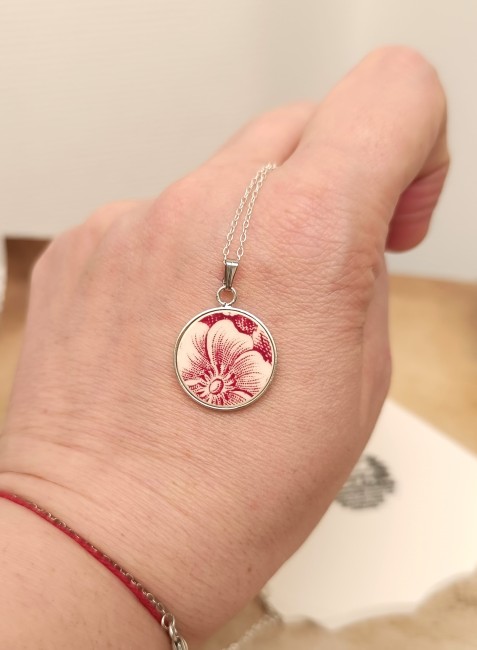 Collier SIROPI tenu dans la main, détail du motif Coaching sur porcelaine anglaise Johnson Bros, création artisanale française unique