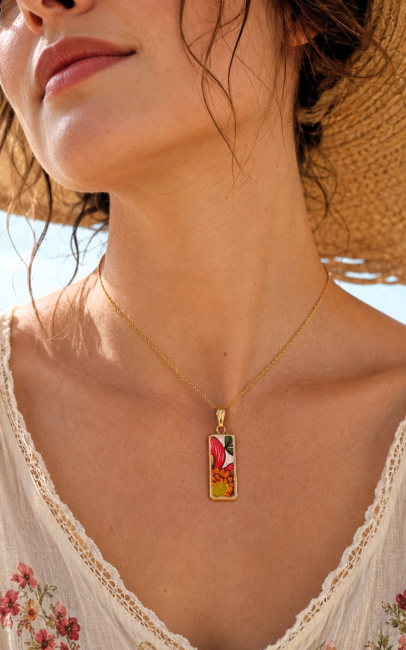 Collier Samba porté sur une chaîne de 50 cm pour visualiser son tombé, son élégance et sa légèreté.