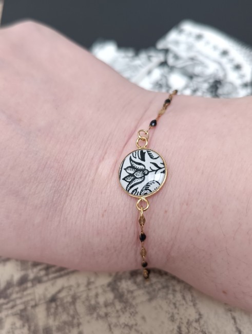 Bracelet Sonate porté fait main à partir de vaisselle ancienne. Bijou artisanal exclusif, élégant et durable.