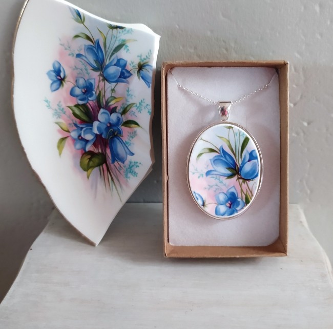 Collier Royal Tara présenté dans sa boîte cadeau en kraft recyclé, bijou artisanal français en porcelaine irlandaise, prêt à offrir.
