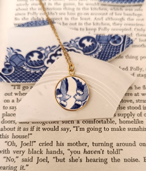Collier L'Envol en porcelaine anglaise Blue Willow sur fond blanc, monté sur support plaqué or 24 carats.
