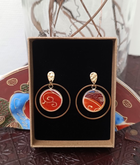 Boucles d’oreilles artisanales en porcelaine japonaise Satsuma ancienne, façonnées à la main à Calais. Bijou unique, léger et chargé d’histoire.