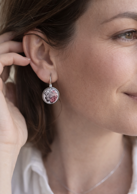 Boucles Divine portées, dormeuses 12 mm en acier inoxydable argent.