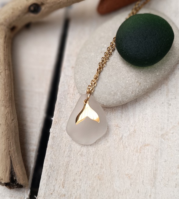 Collier Ondine,  pendentif en verre de mer rare au rendu doux et lumineux.