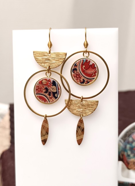 Boucles d'oreilles IMARI – Porcelaine japonaise ancienne – Création artisanale française Boucles IMARI posées sur un fond clair, montrant la délicatesse des fragments de porcelaine japonaise ancienne transformés en bijou contemporain.