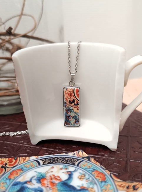 Collier IRAMI en porcelaine japonaise de 1928, fragments d’une sous-tasse ancienne, bijou unique façonné à la main à Calais.