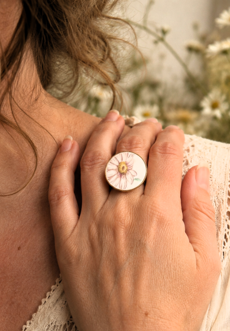 Grande bague Marguerite portée au doigt pour apprécier son élégance, ses proportions et son confort.