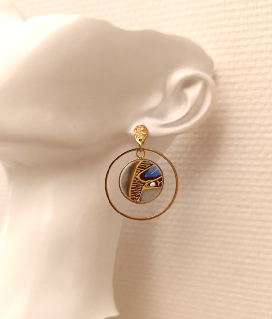 Boucles Satsuma portées, en porcelaine japonaise vintage et plaqué or 24 carats, bijou artisanal français élégant et léger.